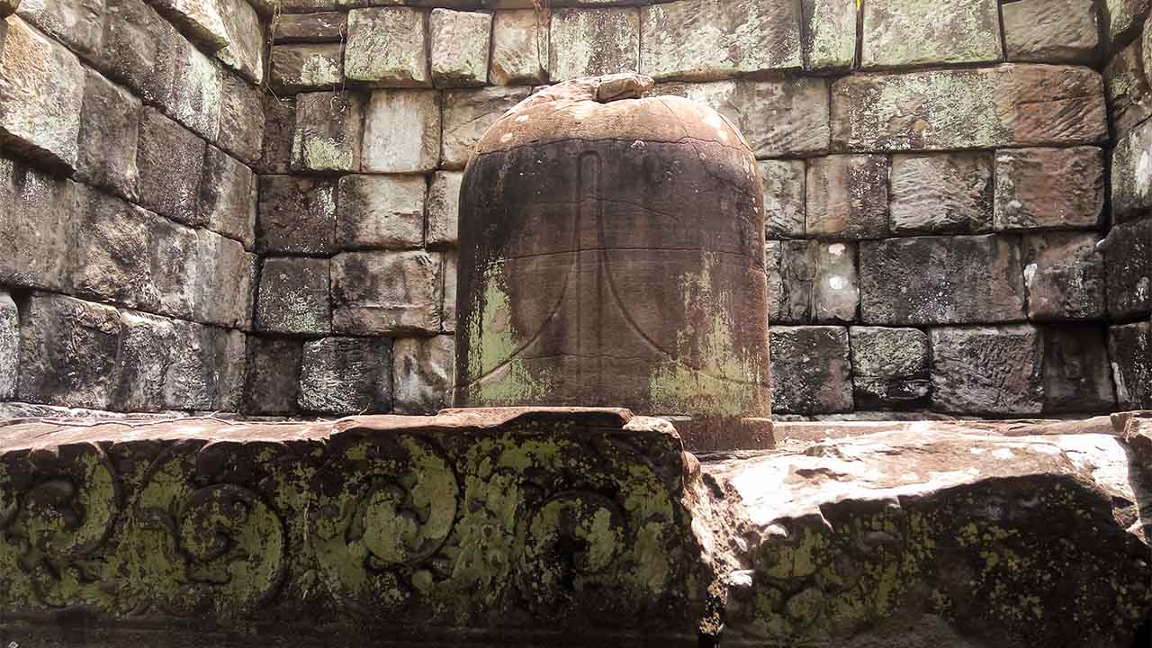 Ancient stone linga at Koh Ker